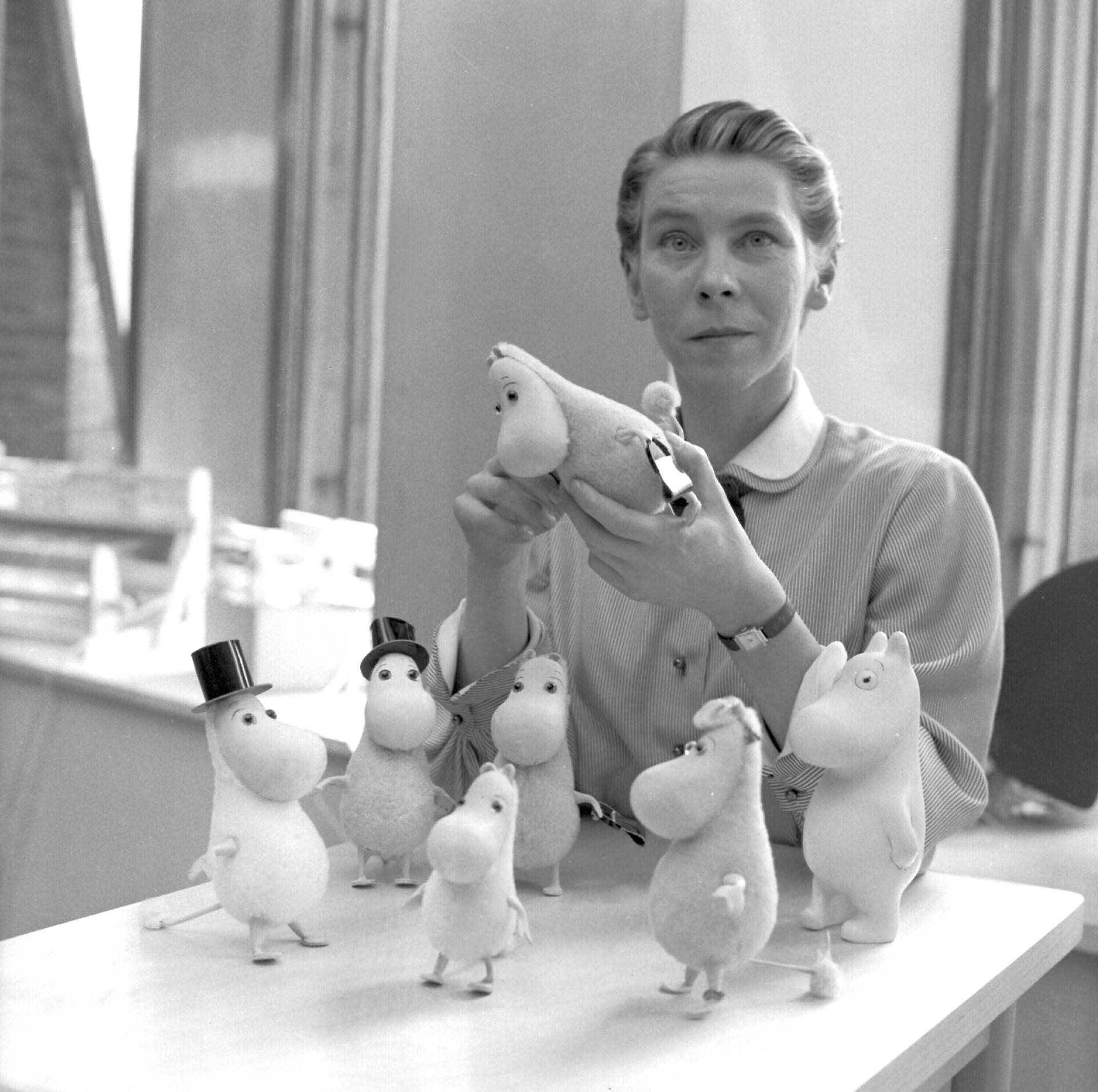 トーベ・ヤンソン、1956年。ファウニのムーミン人形と